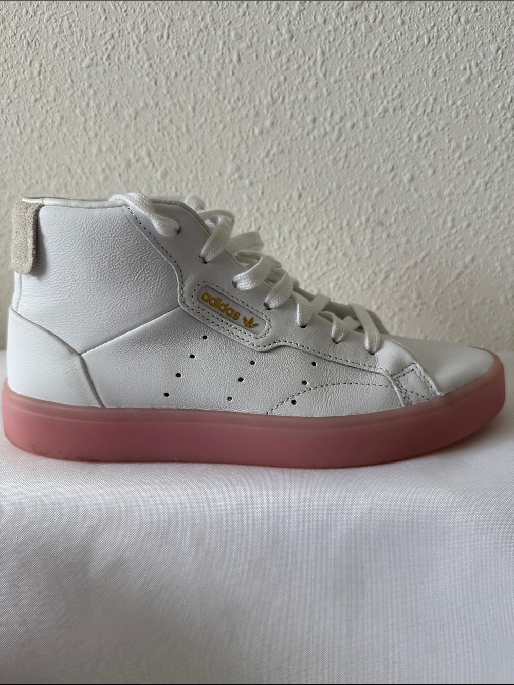 adidas Sleek Women’s White Mid-Top Sneakers with Pink Cupsole - Picture 7 of 9